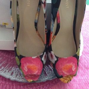 Gorgeous Black Floral heels... Worn maybe twice!